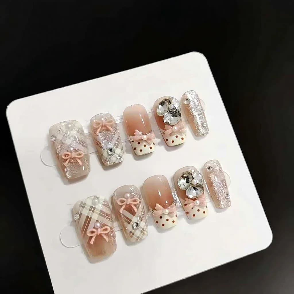 Creamy Lily French Tip Press On Nails Cat Eye Short Coffin 30 Pieces