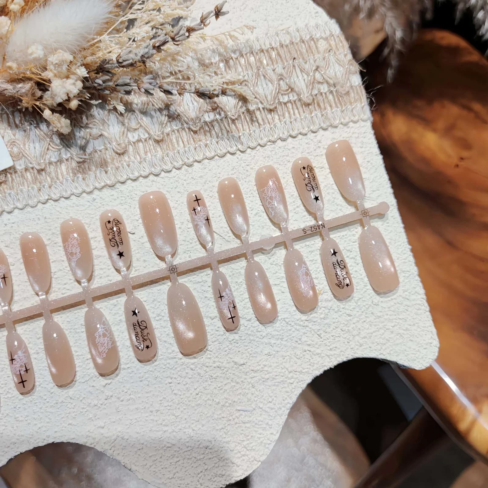 Milky White Cat Eye Press On Nails, Oval Shape, 30 Pieces