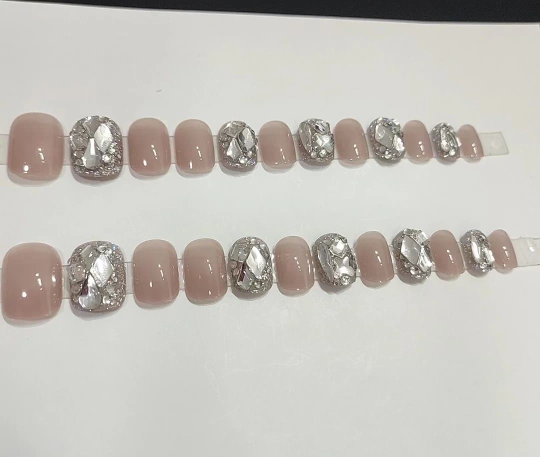 Short Press-On Nails with Ice-Translucent Rhinestone Design, 24 Pieces