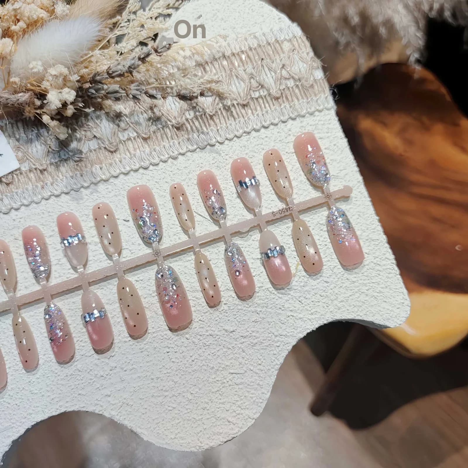 Nude Silver Glitter Press-On Nails Cat Eye Effect Medium Oval Shape